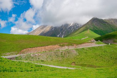 Kafkasya'nın dağ manzarası, Gürcistan yaz günü