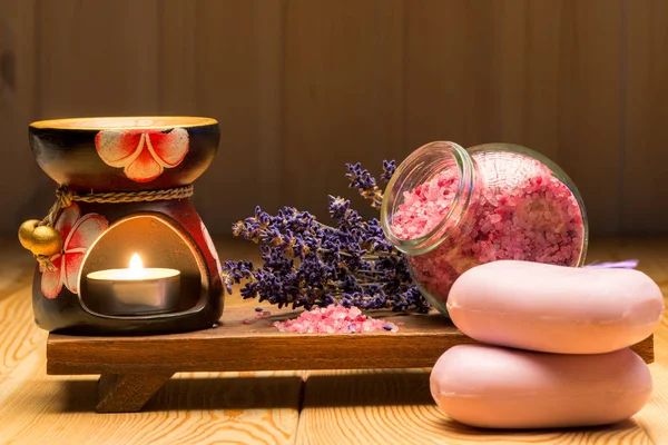 Lavendel zeep en lavendel zeezout op een houten standaard met een Bur — Stockfoto