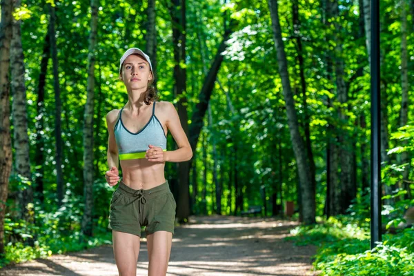 Horizontales Porträt einer aktiven, schönen, muskulösen Sportlerin — Stockfoto