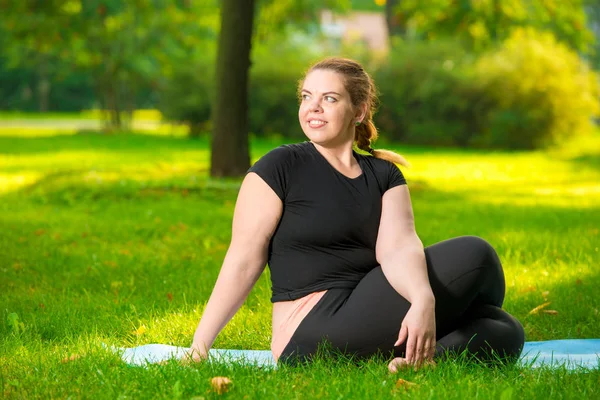 Retrato de un modelo de talla grande en el parque durante una clase de yoga, s —  Fotos de Stock