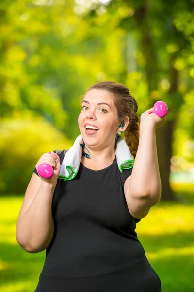 Mulher gorda feliz fazendo seu exercício no parque, exercício com du — Fotografia de Stock