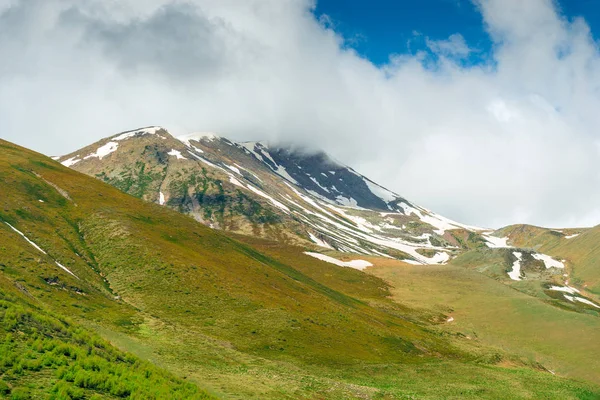 Caucasus Mountains, Georgia. Snow on the tops of the mountains i — Stock Photo, Image