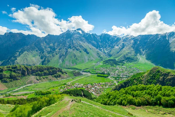 Gergeti község a Kaukázus völgyében, Grúziában — Stock Fotó