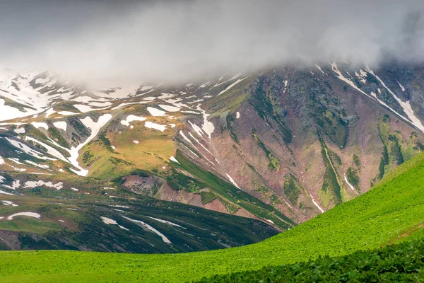 Hory a mraky, nádherná malebná krajina Gruzie — Stock fotografie