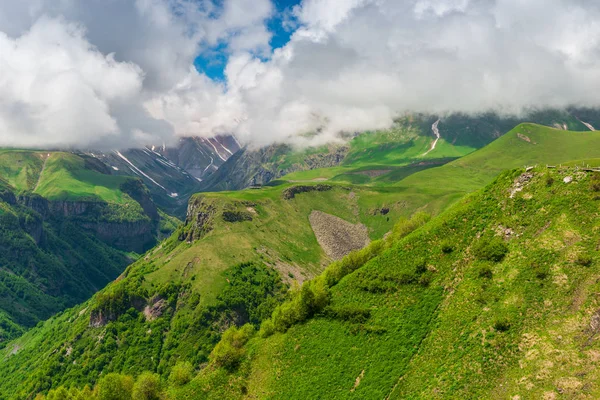 Superficie verde de las altas montañas pintorescas del Cáucaso, Georgi — Foto de Stock