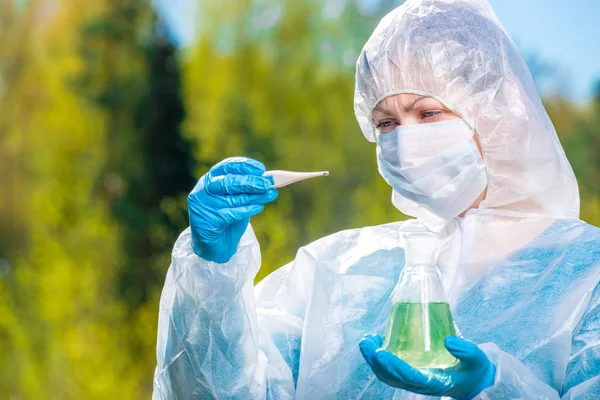 Probando la composición química del agua del lago del bosque , —  Fotos de Stock