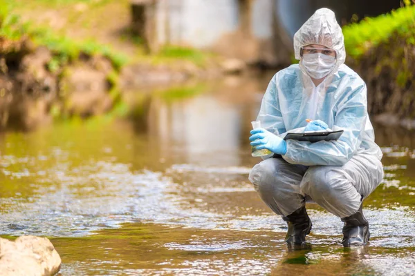 Environmentální katastrofa, povolání vědce ekolog — Stock fotografie