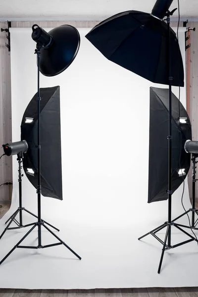 Photo Studio berendezések és fehér papír háttér beltéri, No PE — Stock Fotó