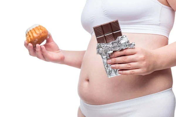 Kobiecej tłuszczu figura w bieliźnie z czekoladą i izolat Muffin — Zdjęcie stockowe