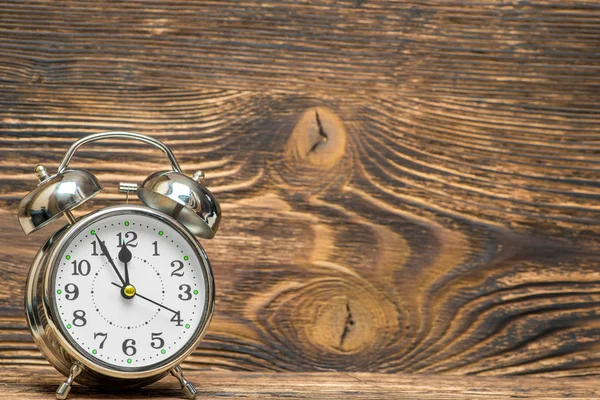 Reloj despertador retro sobre fondo de madera muestra 12 horas, el spa — Foto de Stock