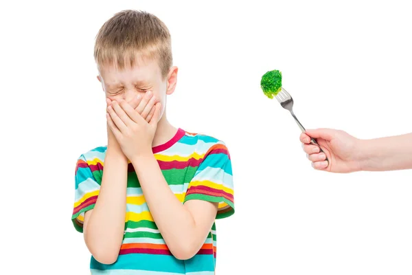 Jongen Weigert Gezonde Broccoli Emotioneel Portret Van Een Kind Geïsoleerd — Stockfoto