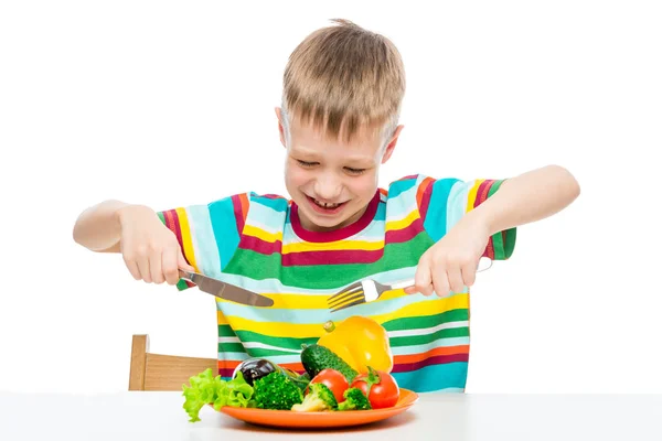 Menino faminto 10 anos com um prato de legumes, conceito phot — Fotografia de Stock
