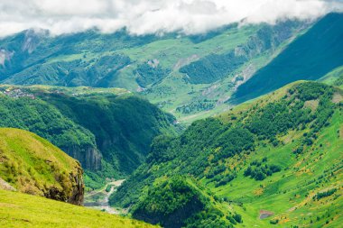 Yukarıdan Gorge güzel görünümü, güzel Kafkas Dağı