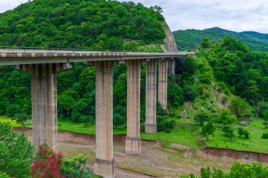 pitoresk dağlarda yüksek destekler üzerinde yol köprüsü
