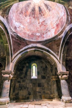 Sanahin Manastırı'nın içinden kubbe ve duvarlar, Ermenistan