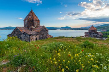 Gün batımında Sevan Gölü'ndeki Sevanvank Manastırı, Ermenistan