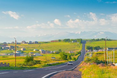 Yol, Ermeni köyü ve karlı zirvelerin manzarası o