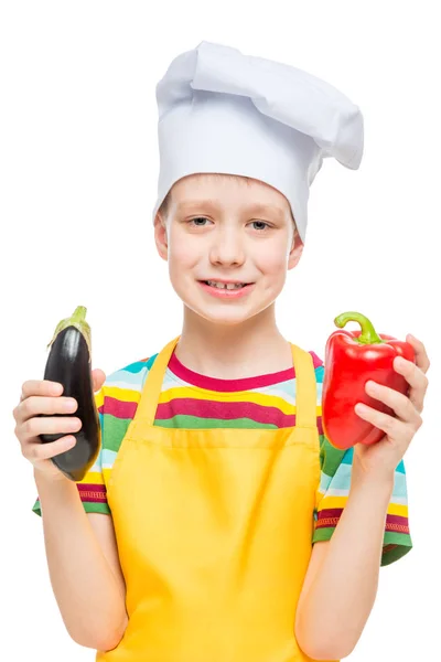 Retrato vertical de uma criança em um chapéu de cozinheiro com pimenta e ovo — Fotografia de Stock