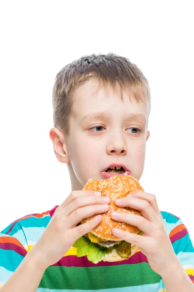 मुलगा 10 वर्षांचा आणि हानिकारक परंतु चवदार अन्न हॅम्बर्गर — स्टॉक फोटो, इमेज
