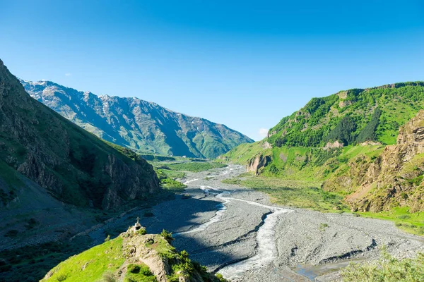 Высокие красивые горы Кавказа на территории Гео — стоковое фото