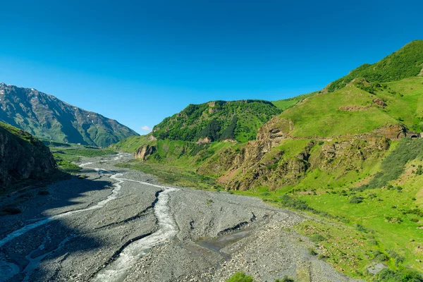 Blå himmel över de höga natursköna Kaukasus bergen i Georgien på t — Stockfoto