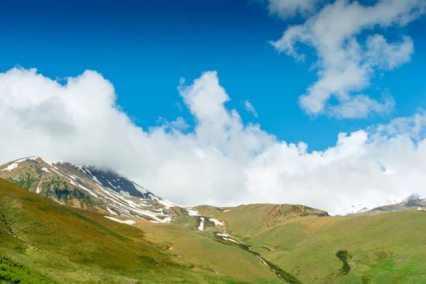 Montañas verdes con gorras de nieve en junio, Cáucaso, Georgia — Foto de Stock