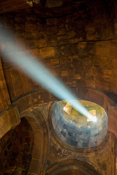Egy fénysugár a templomban áthalad egy ablak a kupola — Stock Fotó