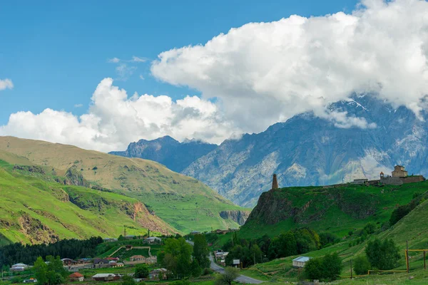 Nézd meg a falu a Kaukázusban, Grúziában, egy utazás a G — Stock Fotó