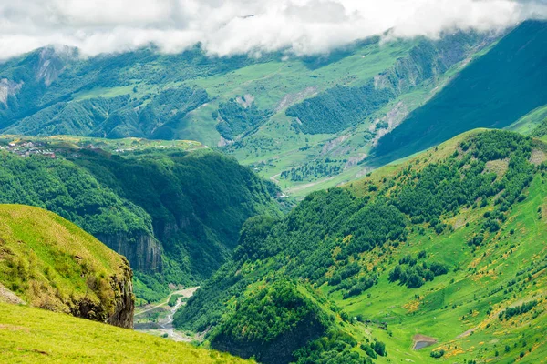 Garganta hermosa vista desde arriba, la hermosa montaña del Cáucaso — Foto de Stock