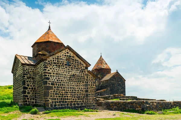 Orientační bod Arménie Sevanavank na břehu jezera se — Stock fotografie