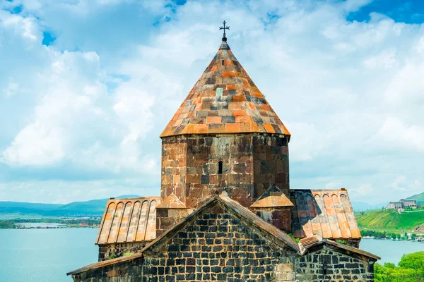 En un día soleado, vista de la vista del monasterio de Armenia Sevanavan —  Fotos de Stock