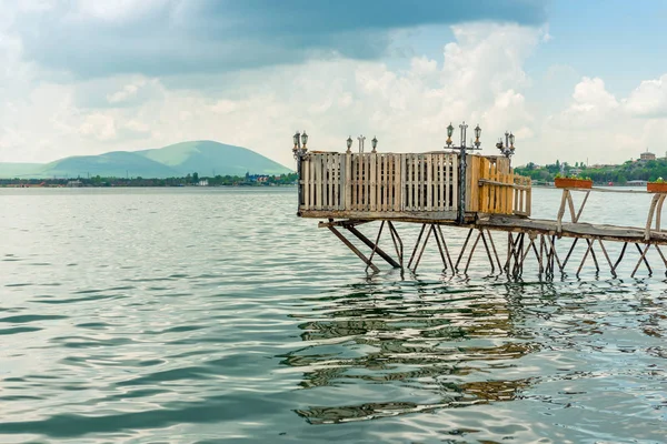 Authentic wooden pier on Lake Sevan, Armenian landscape — Stock Photo, Image