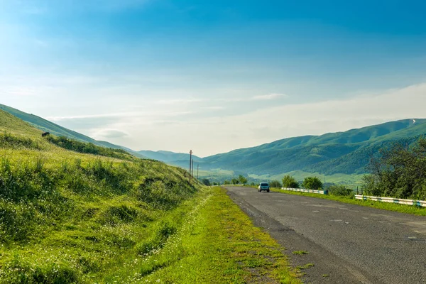 Landschap van Armenië-een auto op de weg in de bergen op een s — Stockfoto