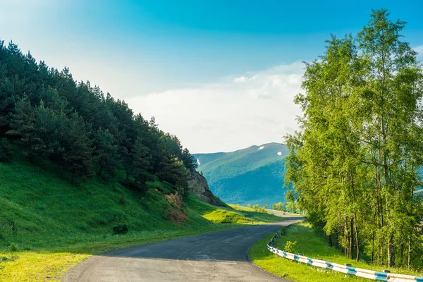 Солнечный летний день, красивый живописный пейзаж в горах — стоковое фото