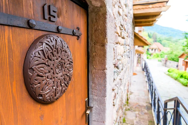 Detalles de la puerta en estilo medieval en la calle —  Fotos de Stock