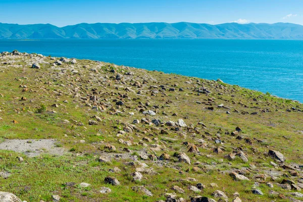 La costa rocosa del lago Sevan, un hito natural de Armenia en — Foto de Stock