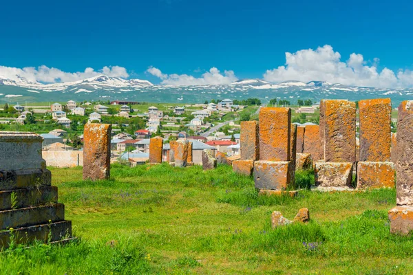 Pohled na arménskou starodávnou hřbitovu Noratus s kamennými chachkary — Stock fotografie