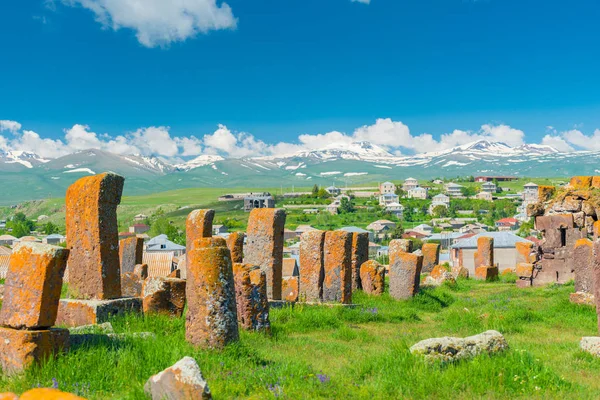 Lápidas de piedra emblemática armenia antiguos khachkars en Noratus — Foto de Stock
