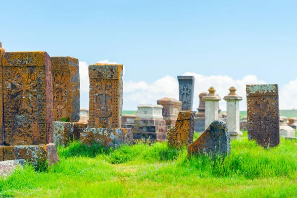 Cachkars antigos no cemitério armênio de Noratus, na Armênia — Fotografia de Stock