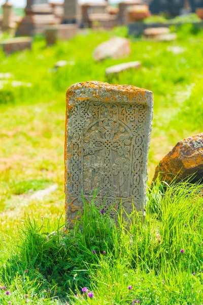 Vecchia croce di pietra intagliata al cimitero Noratus in Armenia — Foto Stock