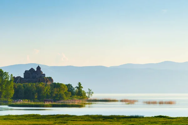 Mañana en el lago Sevan, vista del monasterio en el lago en el — Foto de Stock