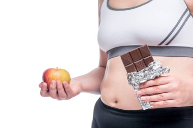 bir elma ve çikolata arasında zor bir seçim, yakın-