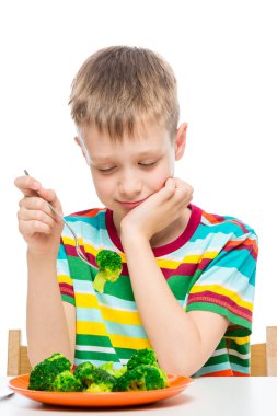 Bir diyet bir çocuk portresi, bir çatal sağlıklı brokoli üzerinde