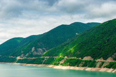 Cauc dağlarında doğal yüksek dağlar ve nehir