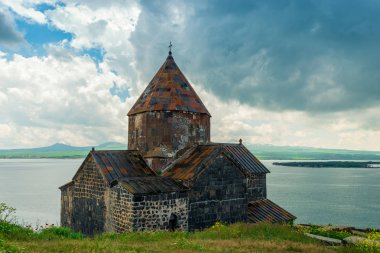 Ermenistan'da Sevan Manastırı bulutlu bir yaz günü