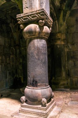 Sanahin manastırının içinden bir sütunun kapatılması, Ermenistan