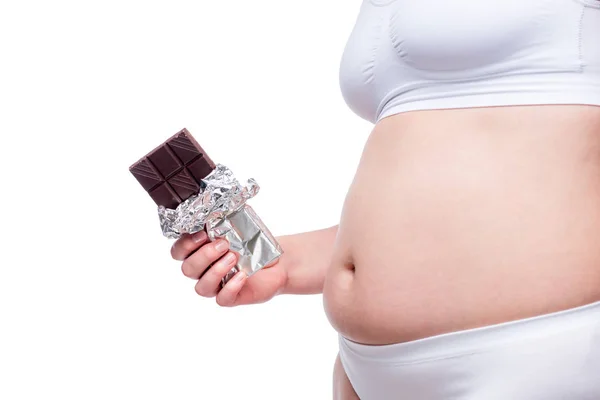 Kobieta tłuszcz brzuch w bieliźnie z czekoladą i izolowane na WHI — Zdjęcie stockowe