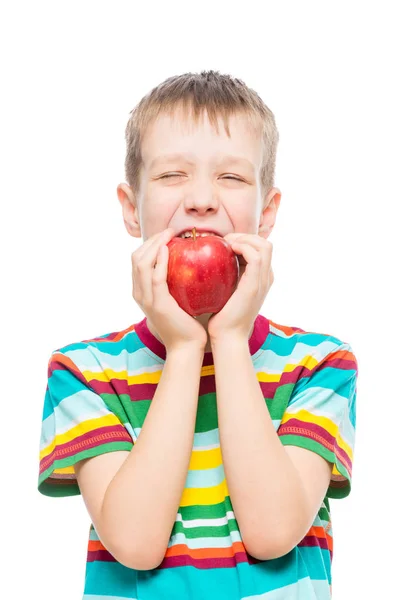 Isolado no fundo branco retrato de um menino que come um ju vermelho — Fotografia de Stock