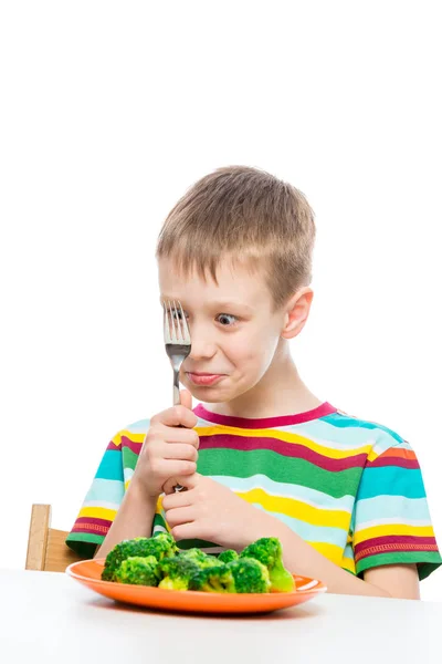 Ritratto di un ragazzo con un piatto di broccoli, che spara su un bianco — Foto Stock