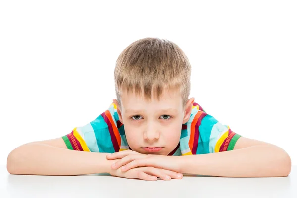 Portret van een trieste jongen van 10 jaar op witte achtergrond geïsoleerd — Stockfoto